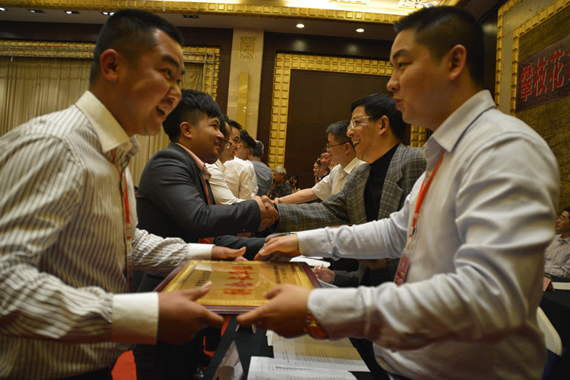 王健蘇會(huì)長(zhǎng)為副會(huì)長(zhǎng)單位授牌