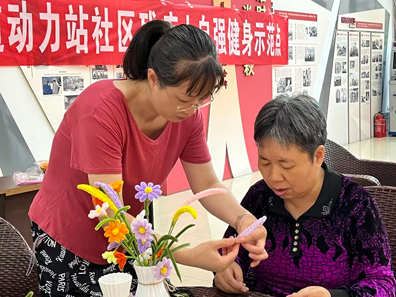 全國(guó)科普月里感受傳統(tǒng)技藝魅力 動(dòng)力站社區(qū)居民巧手制作非遺絨花